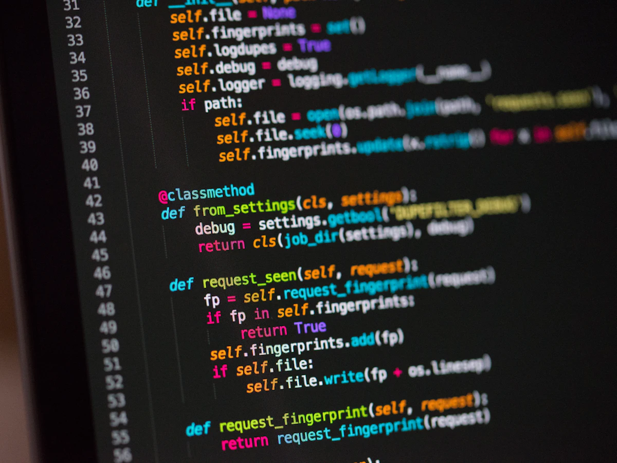 Ecran de calculator cu cod sursă, folosit la optimizarea SEO tehnică a unui site