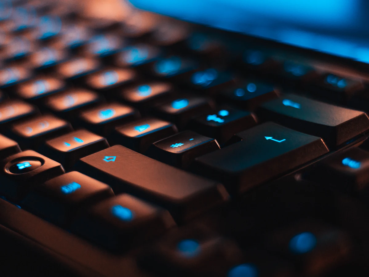 Prim-plan cu tastatura unui computer, simbol al căutărilor scrise în Google