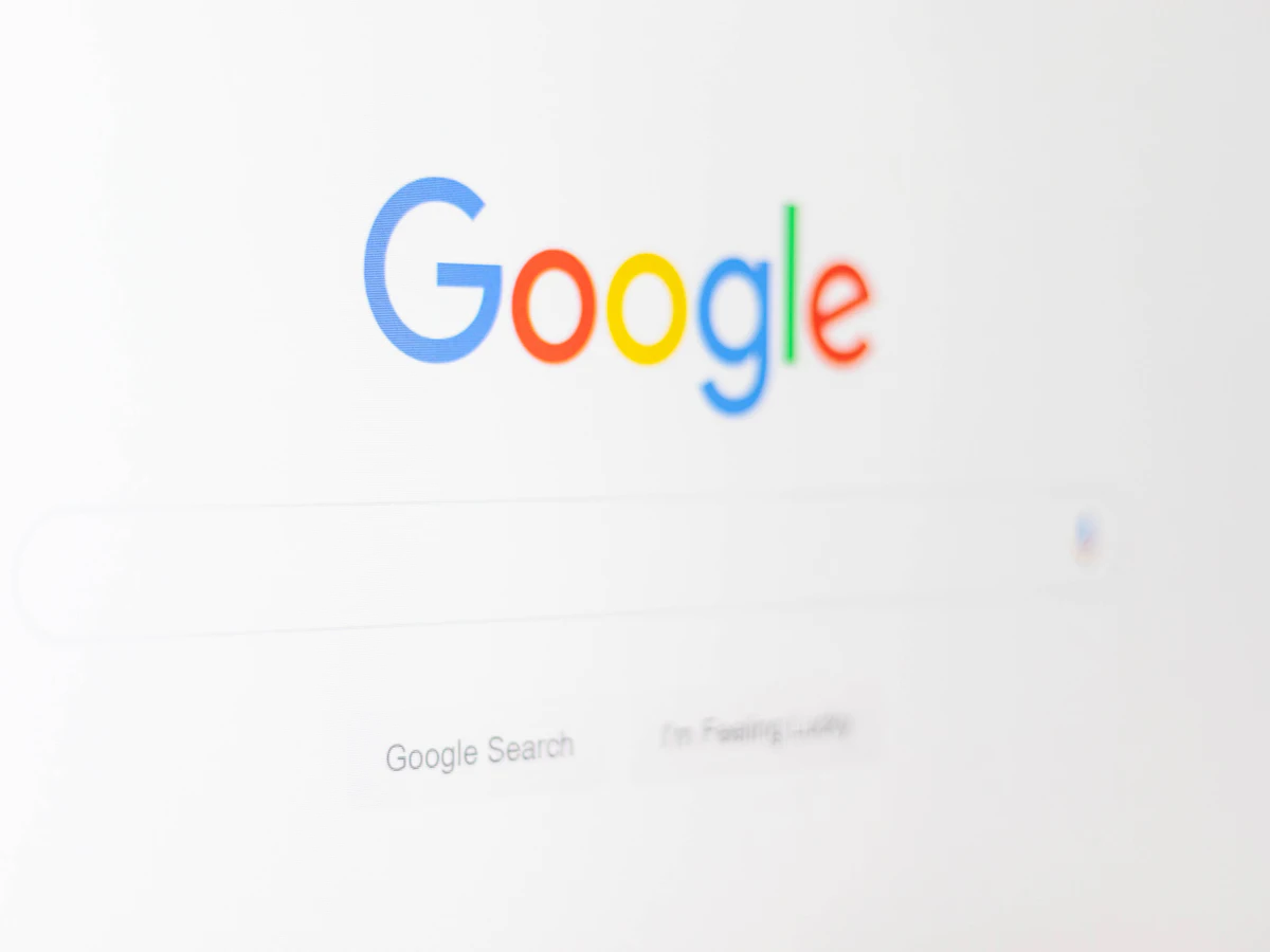 Logoul Google afișat pe ecranul unui monitor, simbol al alegerii între SEO și Google Ads