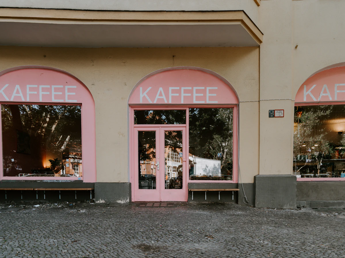 Vitrina unei cafenele din Germania cu inscripția Kaffee deasupra intrării