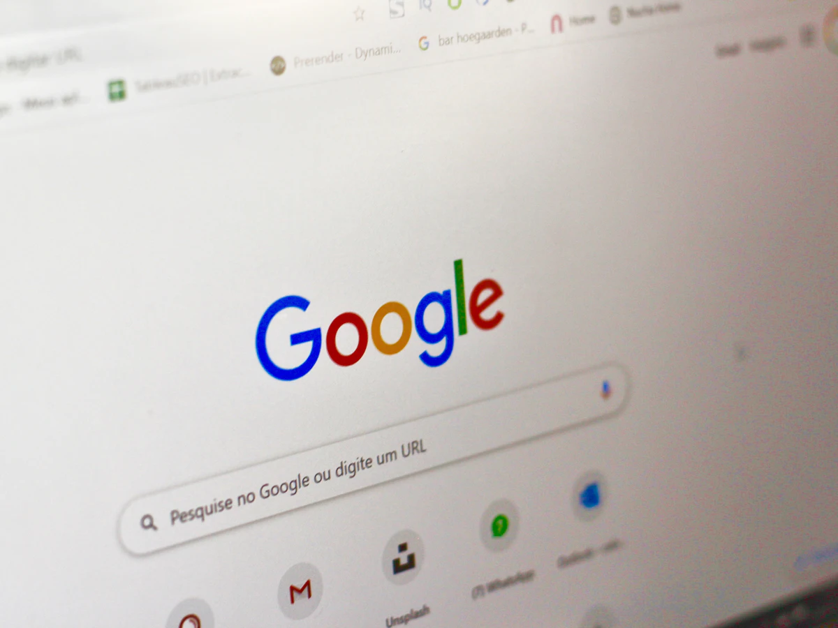 Ecran de computer cu pagina de căutare Google deschisă