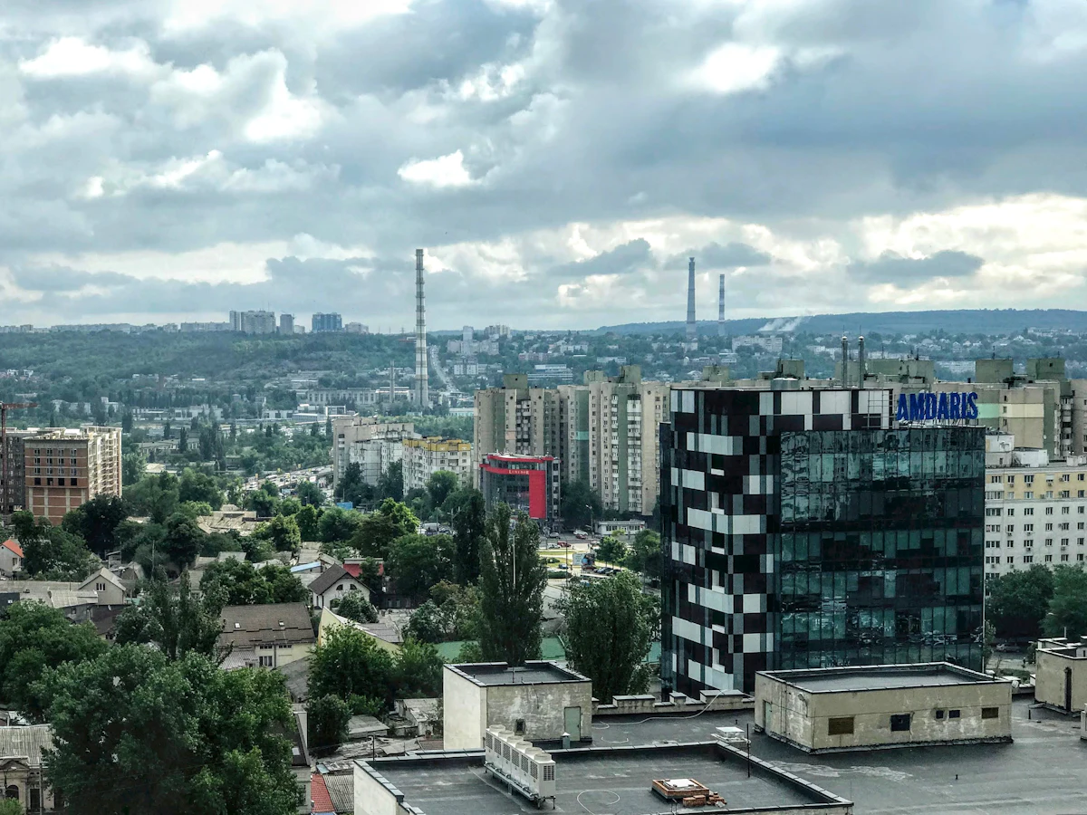 Vedere aeriană cu blocurile și clădirile din Chișinău sub un cer cu nori