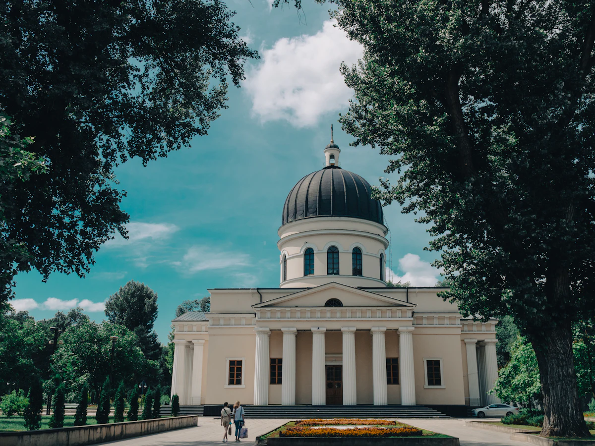 Городской пейзаж Кишинёва с высоты: здания и улицы в центре города