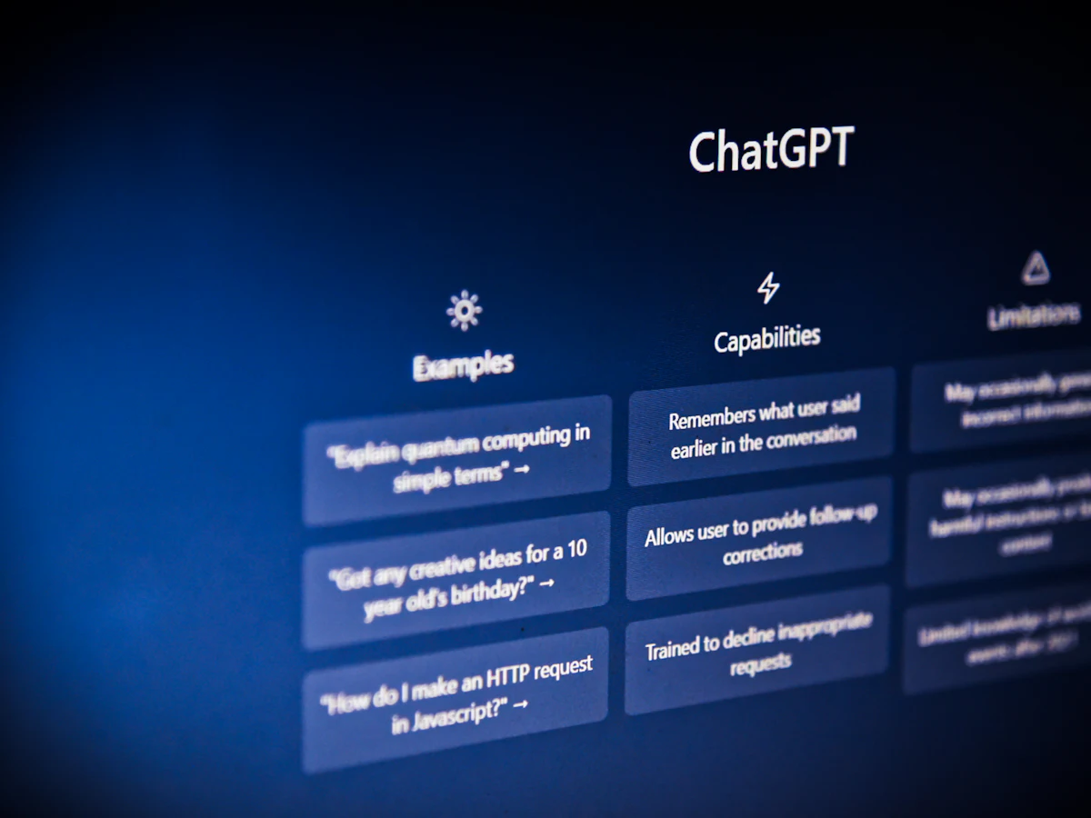 Interfața ChatGPT pe ecranul unui laptop