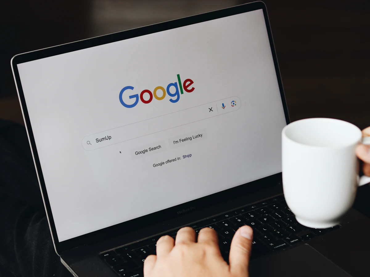 Om care stă în fața unui laptop și lucrează la promovarea site-ului pe Google