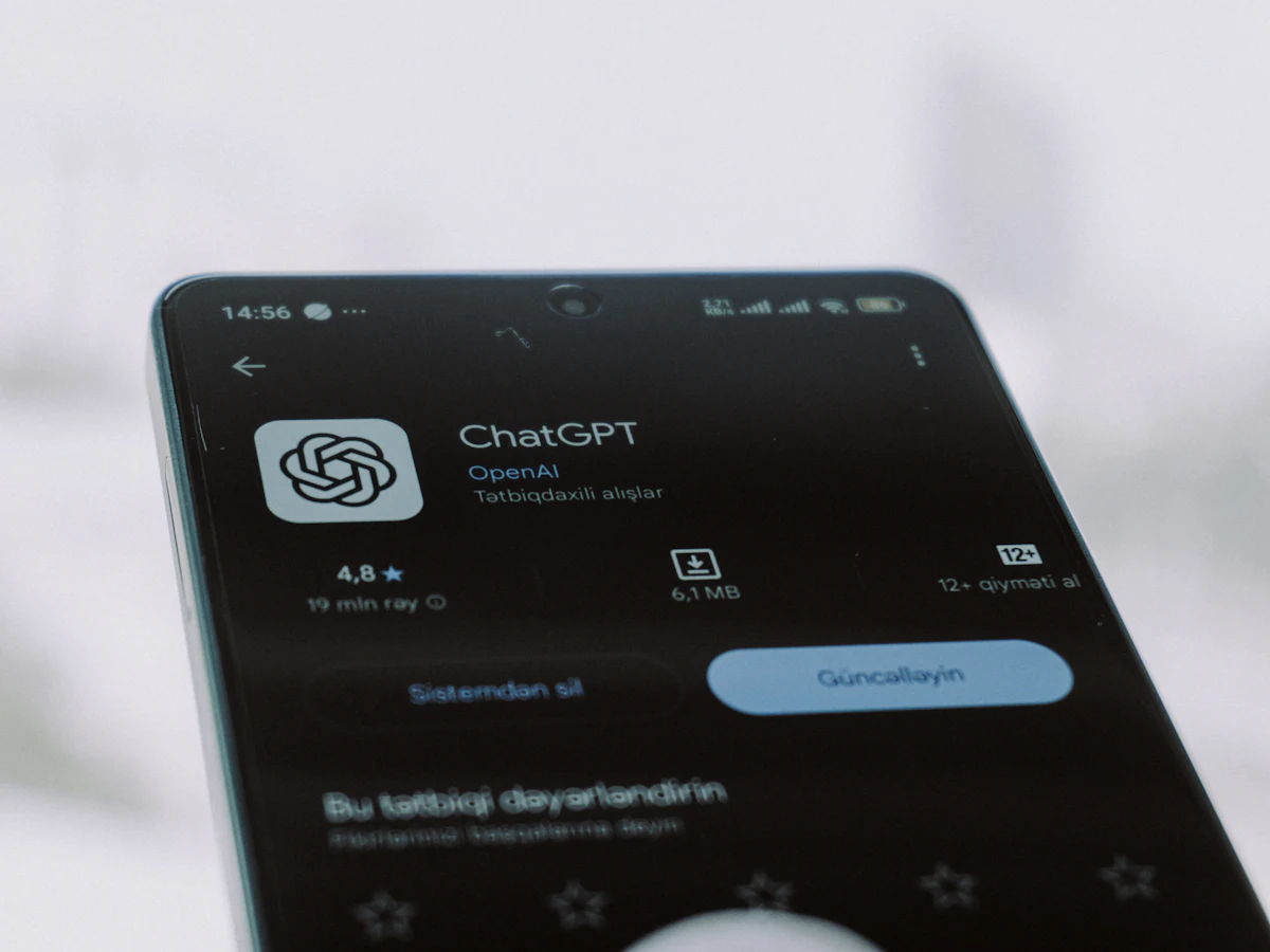 Aplicația ChatGPT deschisă pe ecranul unui telefon mobil ținut în mână